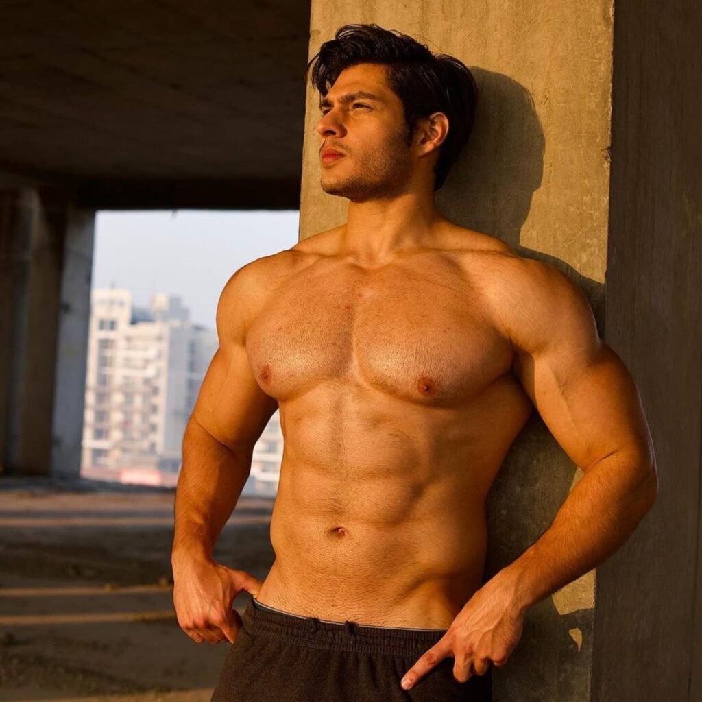 Vaasuu Binddra physique and height is most trending man of steel.